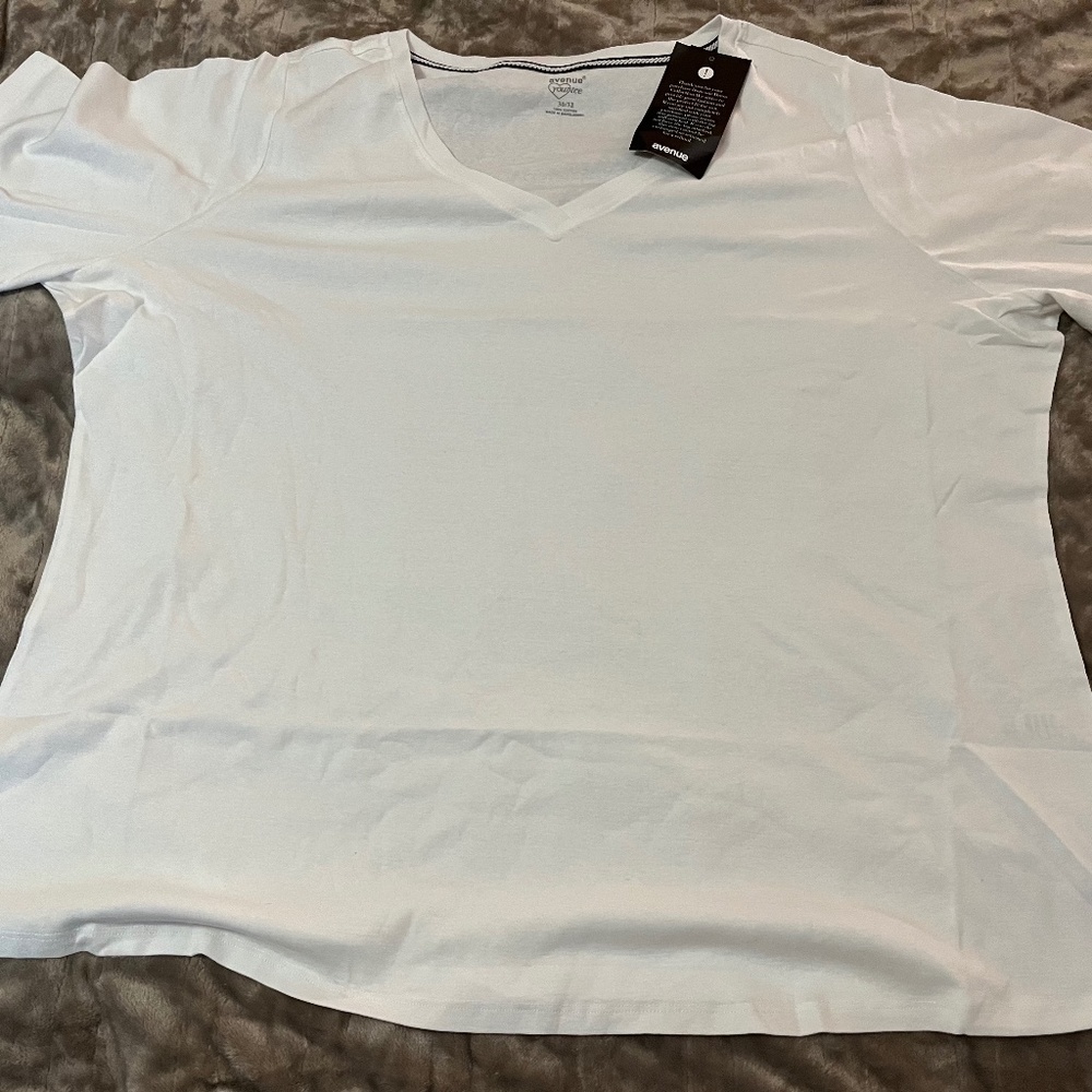 Avenue White V-Neck Short Sleeve Shirt size 30/32